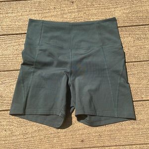 Girlfriend Collective - High Rise Run Shorts - 4.75” Inseam - Size M -  Moss